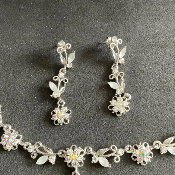 Set of necklace and earrings - Picture 2 of 4